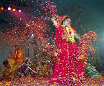 radha-throwing-flowers