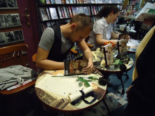 Javi Cuho y Van Durán. Firma de libros en Berkana.