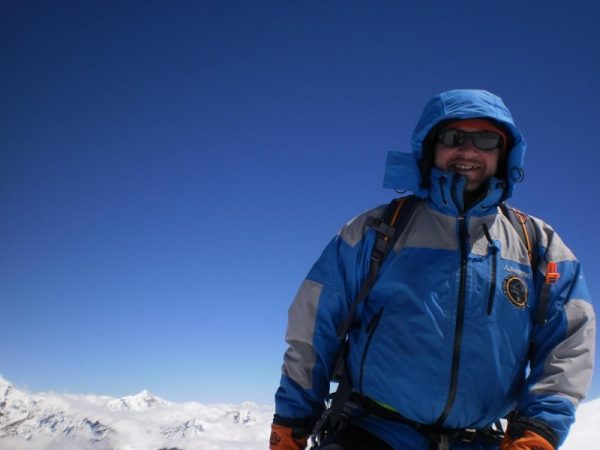 Raúl Muñoz en la cumbre del Mera Peak – 6.476m