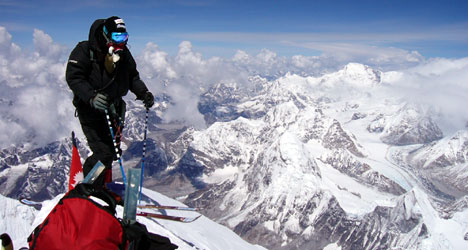Tormod Granheim en la cumbre del Everest, antes de iniciar el descenso con esquís por el Corredor Norton