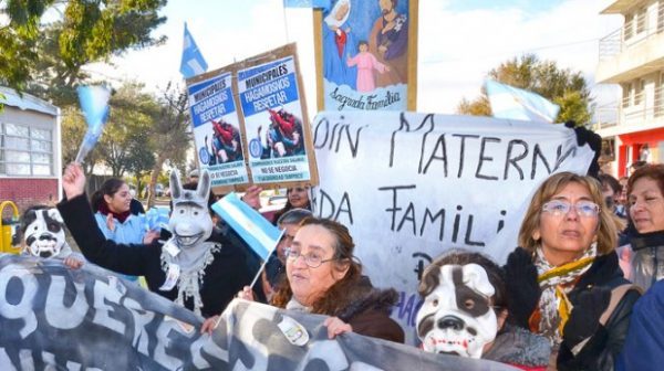 Manifestación con máscaras 