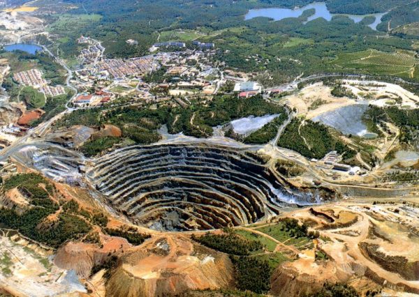 Dimensión del hoyo de un yacimiento de extraccion mineral a cielo abierto