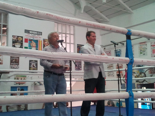 Sobre el ring-escenario, Joaquín Casanova y Fran Osambela