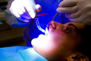 Miedo al dentista: se contagia de padres a hijos. El contagio emocional positivo en la familia podría llegar a inducir en el niño el estado adecuado que facilite la atención dental. Imagen: Conor Lawless.
