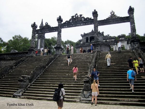 Escaleras de la tumba del emperador Khai Dinh