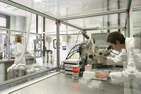 Neurotec finalizará el próximo mes de agosto el estudio con 100 pacientes. En la imagen, laboratorio del Parque Científico de Barcelona. / Raimón SolÁ .