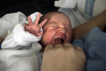 Los adultos no reconocen fácilmente qué emoción es la que provoca las lágrimas de los bebés. / SINC.