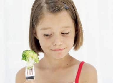 Niña con brócoli