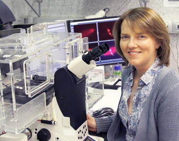 La bióloga celular Isabelle Vernos en su laboratorio el Centro de Regulación Genómica, en Barcelona. / CRG
