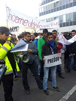 Los manifestantes gitanos exigieron trabajo digno ante la sede del Ministerio de Trabajo de Bratislava / Denisa Havrfova. Fuente: http://www.unionromani.org/