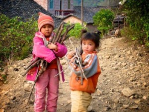 Niños recolectan leña para cocina. Distrito de Tianlin County, Región Autónoma de Guangxi Zhuang , China. Fotografía de Nick Hogarth/CIFOR