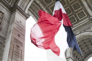 Bandera francesa ondeando en el interior del Arco el Triunfo