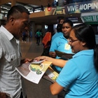 Personal de Senacyt de Panamá reparte fascículos educativos en la Gran Terminal de Transporte de la capital Senacyt de Panamá