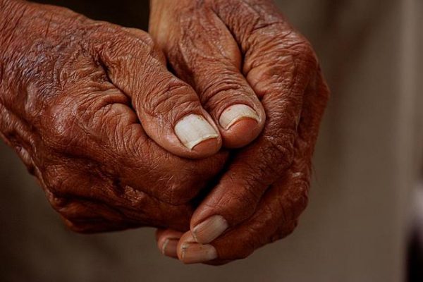 manos anciano