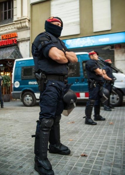 ¿Acaso existe mayor violencia y coacción que la que el Gobierno lleva a cabo mediante las Fuerzas del mal llamado 'orden público', siempre dispuestas a servir a su amo? Foto: Wiros