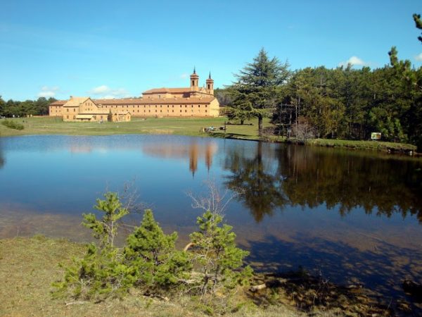 Otra vista del Monasterio Nuevo de San Juan de la Peña. Foto Eugenio Mateo