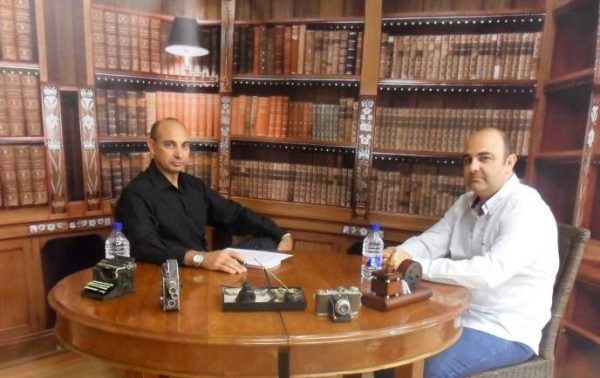 'El Lobo Estepario' Raúl Tristán (izda.) entrevista a Óscar Egea (dcha.)
