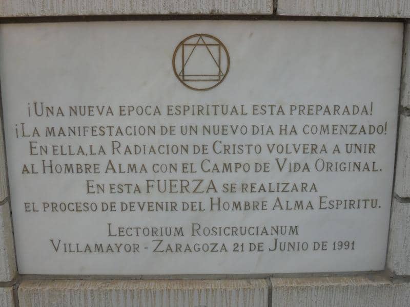 placa conmemorativa de la construcción. Escuela Internacional de la Rosacruz Áurea - Lectorium Rosicrucianum