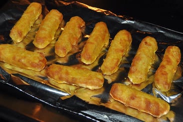 El estudio revela que los palitos de pescado al horno generan menos furanos que cuando se fríen. / SINC