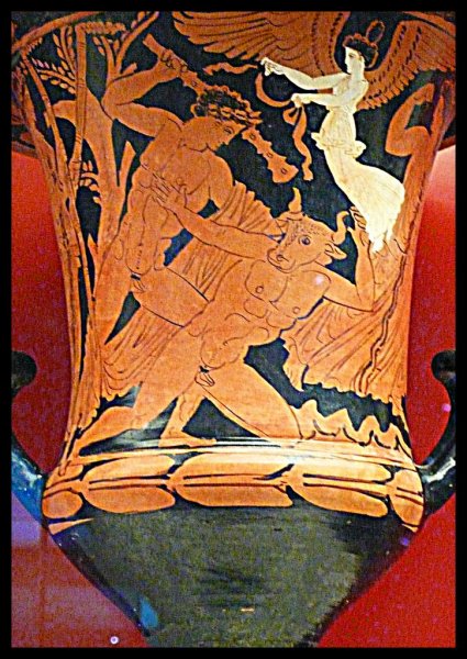 Crátera de cálice que representa a Teseo matando al Minotauro, (s. IV a.e.), expuesta en el Museo Arqueológico Nacional de Atenas. Foto: Becante