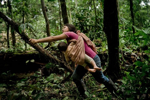 Las mujeres de áreas rurales enfrentan, al igual que las “mujeres de elite” muchos problemas –la necesidad de apoyo en el cuidado de los hijos, división equitativa de las labores y un voz en la política mas fuerte– solo que estos se presentan en diferentes formas. Fotografía de CIFOR/Tomas Munita.