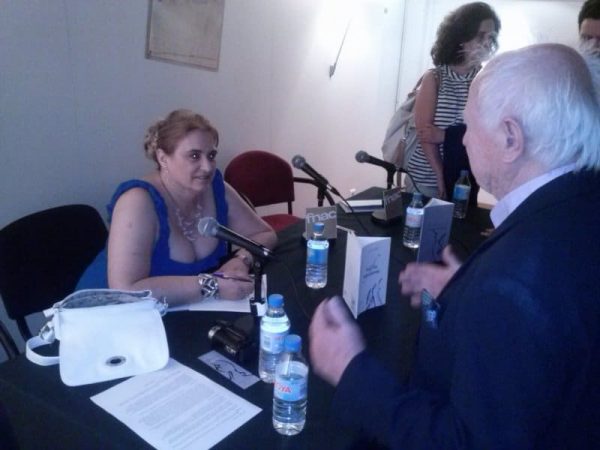 Mª José Castejón firmando el libro Solfea mis Curvas al filósofo alemán Benno HÁ¼bner