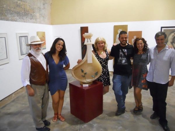 Escultores junto a la obra premiada, Man-durria