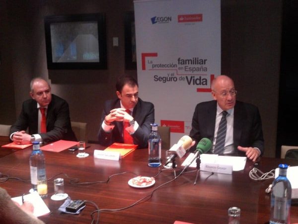 De izquierda a derecha: Ángel Melús, responsable de Seguros de Banco Santander en Aragón, Javier Gallardo, director comercial de Banco Santander en Aragón y Eduardo Creagh, director técnico del Libro Blanco sobre Protección Familiar en España y Seguro de Vida.