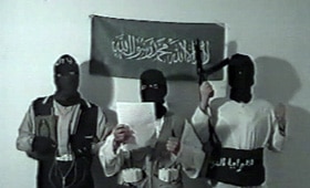 Imágen del vídeo grabado por los terroristas islamistas del 11-M antes de suicidarse en el piso de Leganés