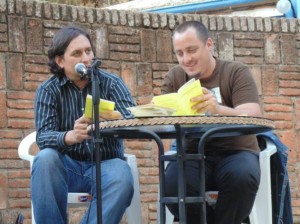 El Poeta Santiago Azar junto al Poeta Luis Herrera, en el Anfiteatro de la Corporación Cultural de Curicó.