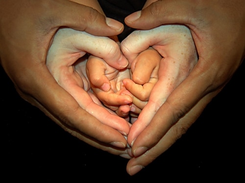 perdonar familia manos corazón