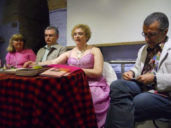 Mª José Castejón recitando alguno de sus poemas