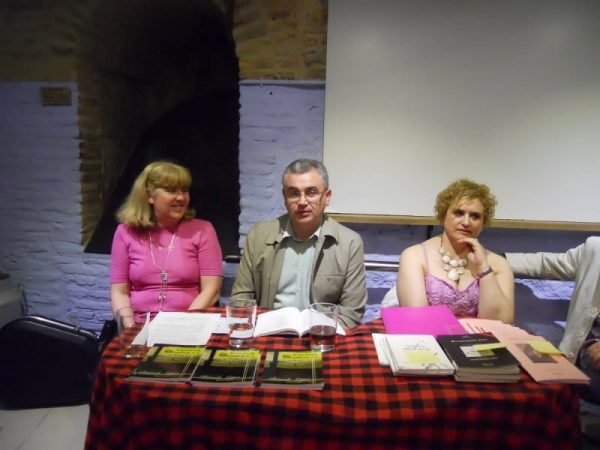 Ricardo López leyendo alguno de sus relatos