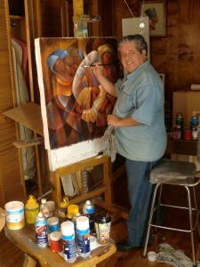 El artista Tomás Gondi en su estudio trabajando.