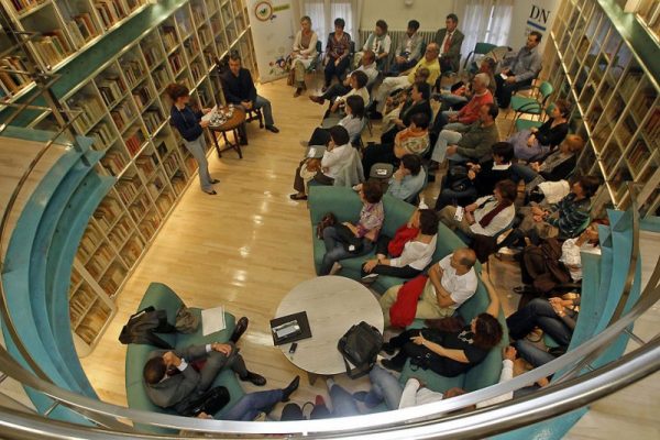 Biblioteca del Diario de Navarra durante una sesión literaria