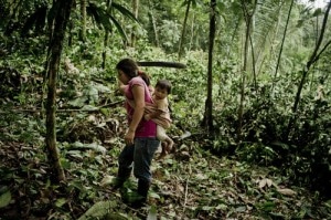 Mujer campesina corta pequeños arbustos con un machete en la provincia de Orellana, Ecuador. Nuevo estudio explora como la tenencia de los bosques afecta la habilidad de los hogares rurales de generar ingresos de los bosques. Foto: Tomas Munita/CIFOR