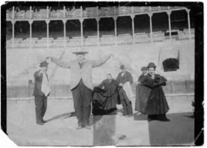 Ortega -a la derecha con bombín y capote- en 1900.