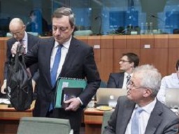 Mario-Draghi-llegada-reunion-eurogrupo_EDIIMA20150216_0719_7