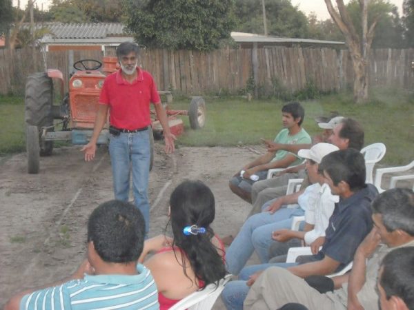 Lic. Roque Arguello,presidente de TECNICOOP capacitando a campesinos 