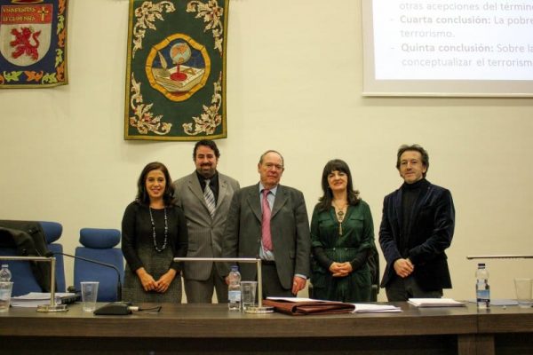Elizabeth Accioly Rodrigues da Costa (Universidade Lusíada de Lisboa), Ricardo Franco Pinto, Juan Ramón Álvarez Bautista (Universidad de León), Ana Isabel Blanco García (Codirectora de la Tesis – Universidad de León) y Fernando Gil Villa (Universidad de Salamanca).