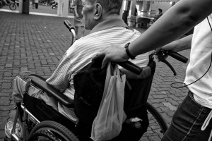 cuidador silla ruedas anciano