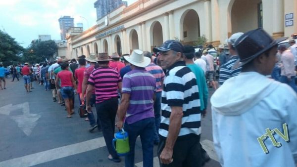 campesinos lucha Campesinos y cooperativistas paraguayos marchando.