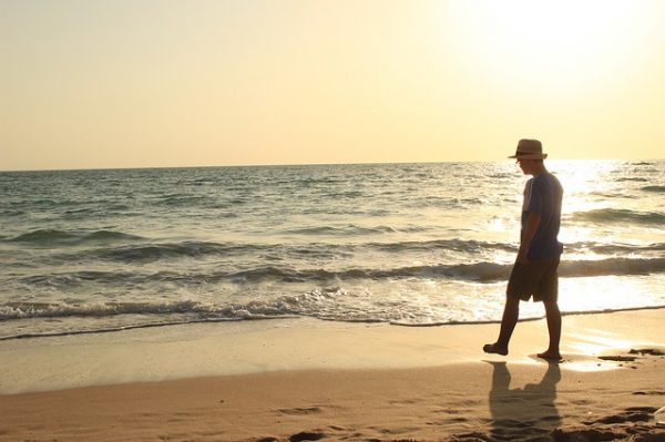 hombre en una playa hombre en una playa