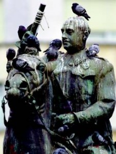 estatua ecuestre franco cagada palomas