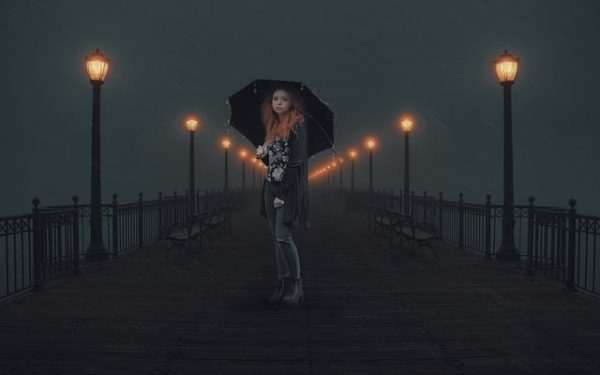 chica noche lluvia