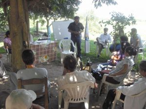 Cr. Luli Aquino enseñando cooperativismo a campesinos