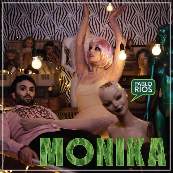 mónika muñeca de plástico